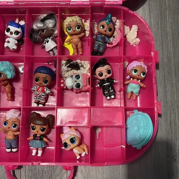 LOL Suprise Lot in plastic carrying case - Picture 2 of 5